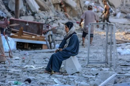 Palestinians return to their destroyed homes after an Israeli military operation east of Deir Al -Balah, in the central Gaza Strip, on August 29, 2024.