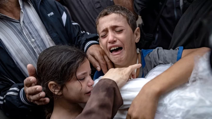 gazans embrace a covered body