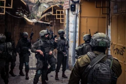 Hebron, West Bank, Palestine. February 14, 2026 Israeli soldiers (IDF) securing and protecting settlers in the old city of Hebron. Defense mission in a sensitive urban area.