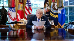 President Donald Trump receives an update from Secretary of State Marco Rubio on the U.S. peace plan for Gaza in the Oval Office, Friday, October 3, 2025 - USA (Official White House Photo by Molly Riley)
