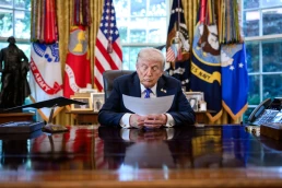 President Donald Trump receives an update from Secretary of State Marco Rubio on the U.S. peace plan for Gaza in the Oval Office, Friday, October 3, 2025 - USA (Official White House Photo by Molly Riley)