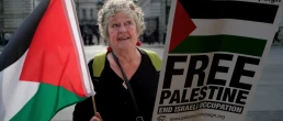 English: Palestine solidarity protester with Palestinian flag and 